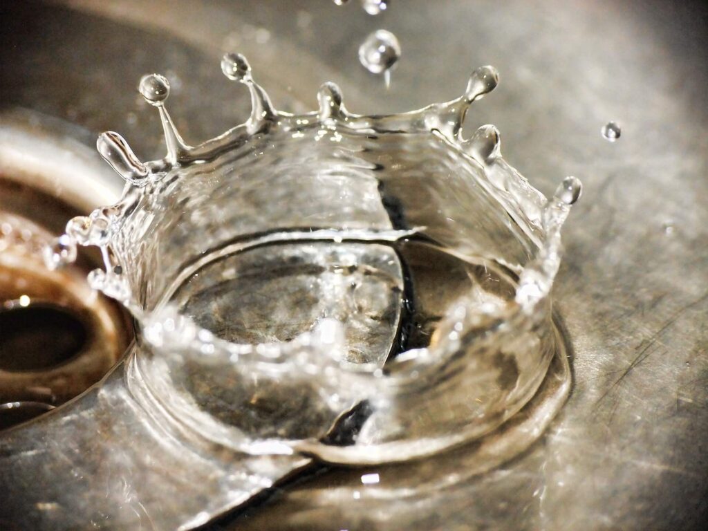 Water splashing in sink - Photo by Shad0wfall on Pixabay