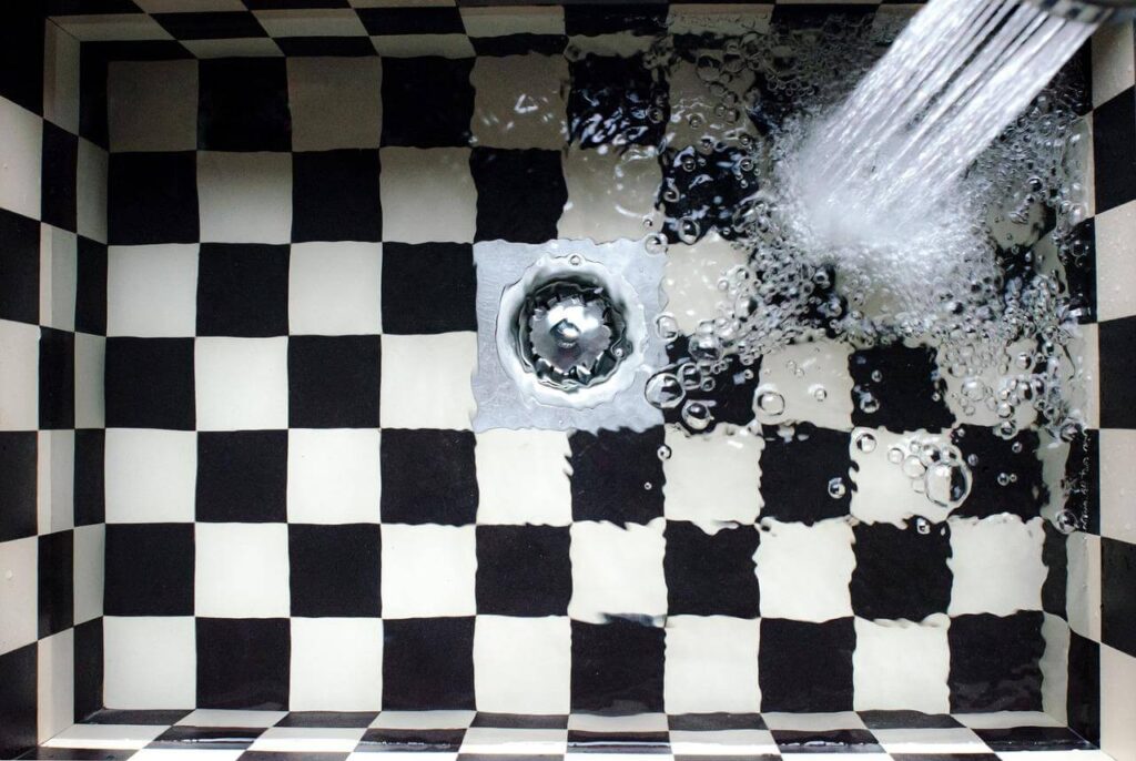Sink filling with water - Photo by Skitterphoto on Pixabay